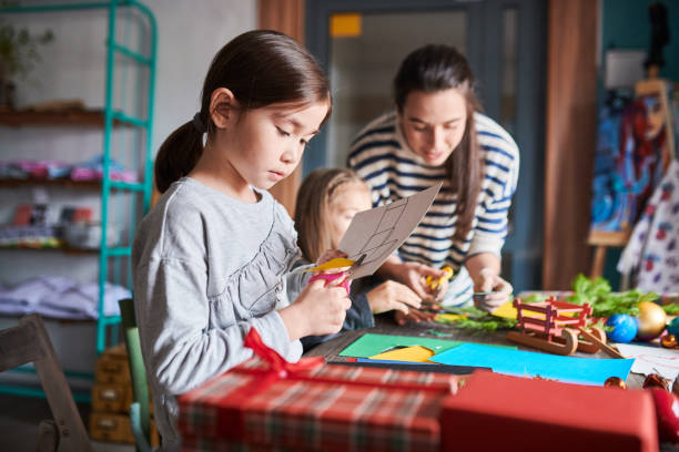 ragazza che fa regali fatti a mano - card making foto e immagini stock