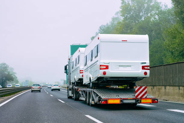 operador de camión con motor casas rv en camino de eslovenia - truck semi truck car transporter vehicle trailer fotografías e imágenes de stock