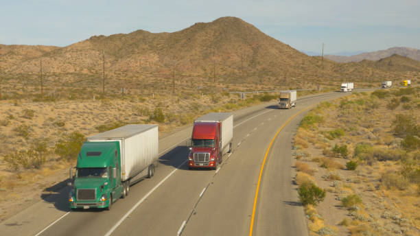 auto e camion che guidano su autostrada trafficata, semicarrelli merci che trasportano merci - truck close up fuel tanker semi truck foto e immagini stock