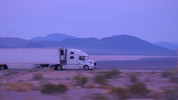 primo: trasporto merci semicarro che guida e trasporta merci su un'autostrada trafficata - truck close up fuel tanker semi truck foto e immagini stock
