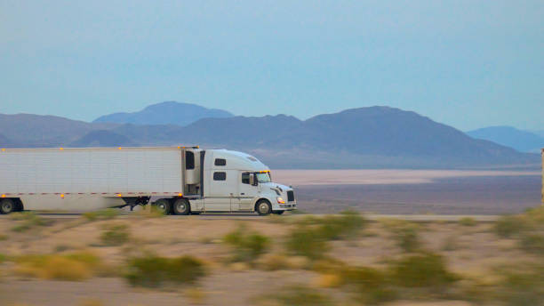 trasporto merci semicarro che guida e trasporta merci su un'autostrada trafficata - truck close up fuel tanker semi truck foto e immagini stock