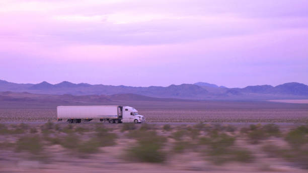 クローズ アップ: 貨物半トラック運転、忙しい高速道路で物資の輸送 - fuel tanker close up semi truck multiple lane highway ストックフォトと画像