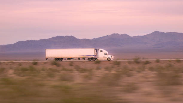 クローズ アップ: 貨物半トラック運転、空のハイウェイの物資の輸送 - fuel tanker close up semi truck multiple lane highway ストックフォトと画像
