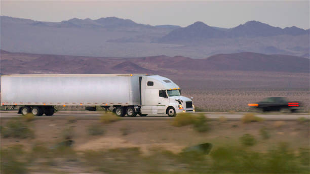 クローズ アップ: 貨物半トラック運転、空のハイウェイの物資の輸送 - fuel tanker close up semi truck multiple lane highway ストックフォトと画像