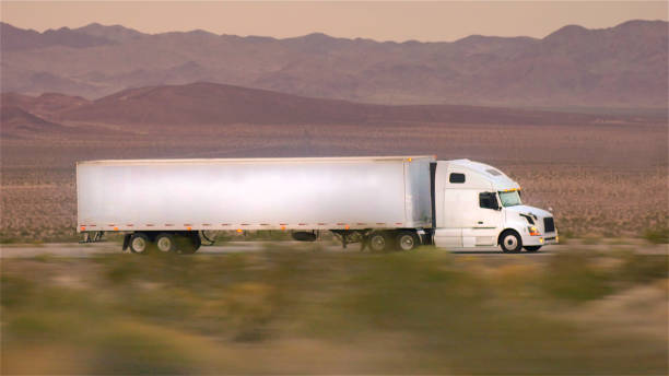 クローズ アップ: 貨物半トラック運転、空のハイウェイの物資の輸送 - fuel tanker close up semi truck multiple lane highway ストックフォトと画像