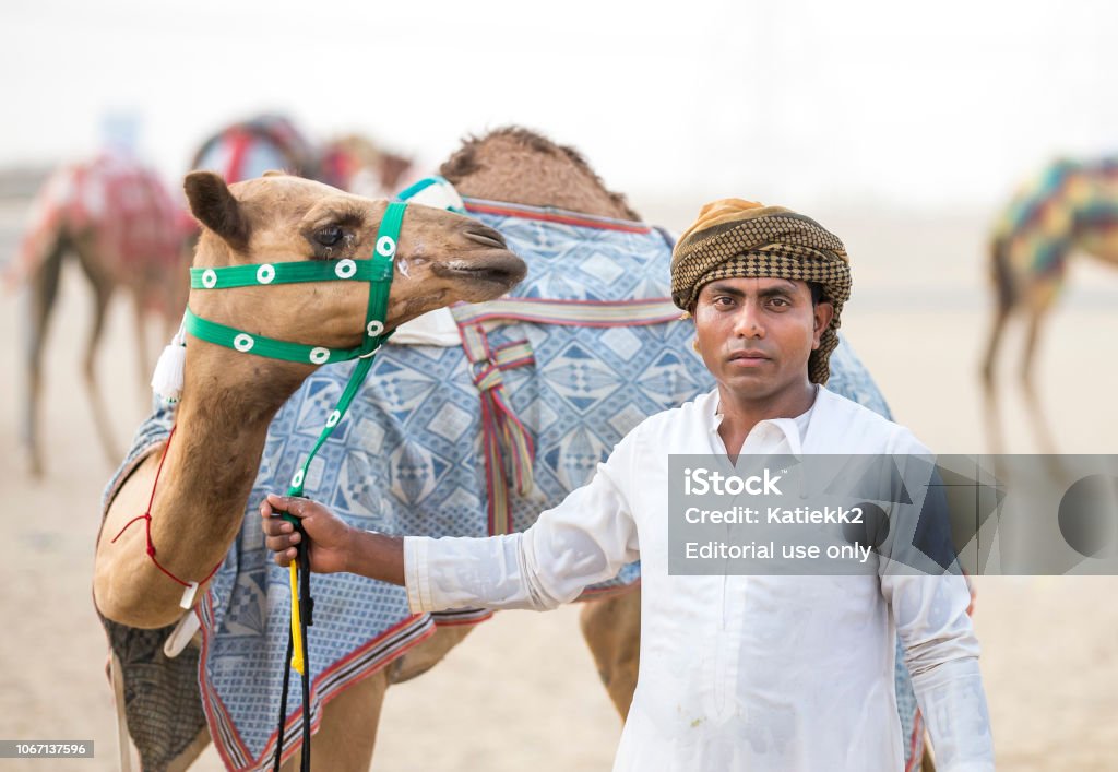 アブダビアラブ首長国連邦でのルブアルハリ砂漠でこするアル カーリ砂漠の彼のラクダを持つ男 らくだレースのストックフォトや画像を多数ご用意