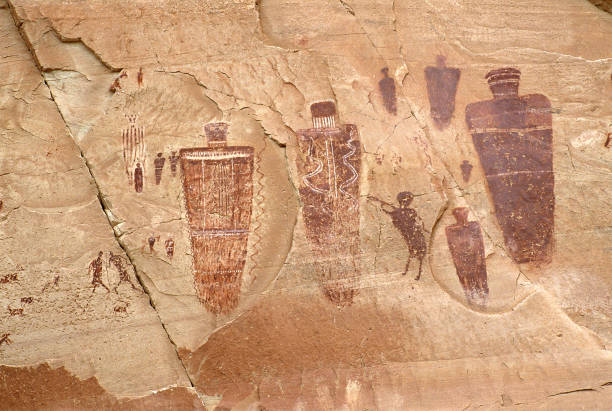 istock Great Gallery in Horseshoe Canyon 2 1067149066