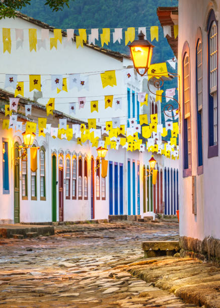 Streest of Colonial Paraty Paraty is one of the first cities in Brazil where the portuguese left their finger prints in the archtecture of the city. In Paraty, you can relive the lifestyle of colonial times. paraty brazil stock pictures, royalty-free photos & images