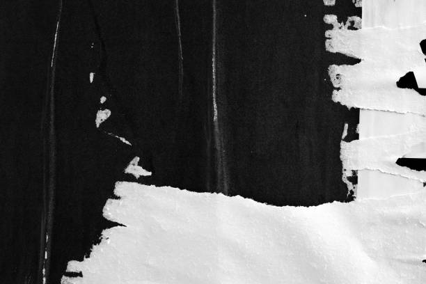 leeres weiße schwarze alte zerrissenes zerrissenes papier zerknittert gefaltete plakate grunge texturen hintergrund hintergründe plakat - paper crumpled old cracked stock-fotos und bilder