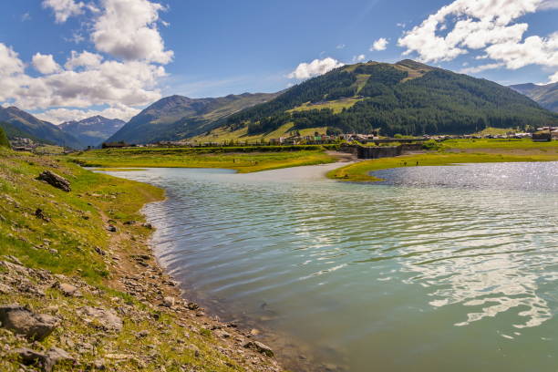 schöne sommerlandschaft mit vetta blesaccia berggipfel und see livigno, italien, sonnigen tag - vetta stock-fotos und bilder