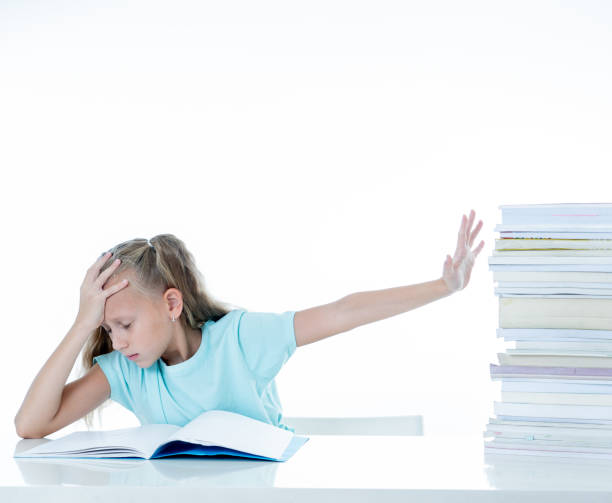 fillette en colère avec une attitude négative envers les études et l’école après avoir étudié trop et avoir trop nombreux devoirs dans le concept de l’éducation des enfants isolés sur fond blanc - beauty beautiful tired blond hair photos et images de collection