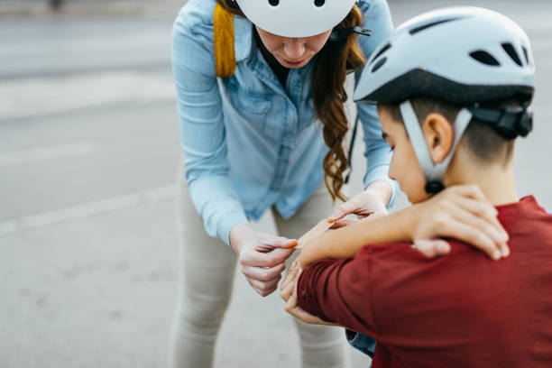 istock Mother provides help to the injured boy 1067156938
