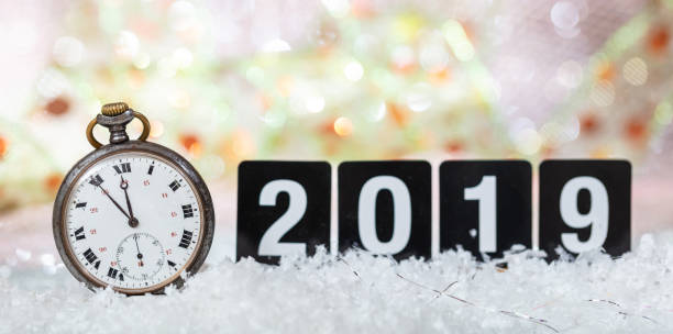 festa di capodanno 2019. minuti a mezzanotte su un vecchio orologio, sfondo festivo bokeh - clock hand eve time white foto e immagini stock