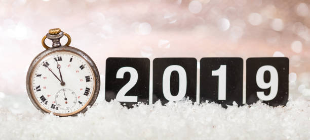 festa di capodanno 2019. minuti a mezzanotte su un vecchio orologio, sfondo festivo bokeh - clock hand eve time white foto e immagini stock