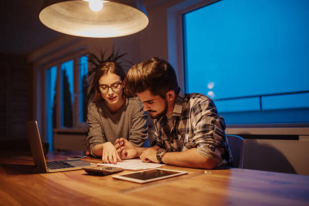 istock Calculating all of their spendings 1067162560