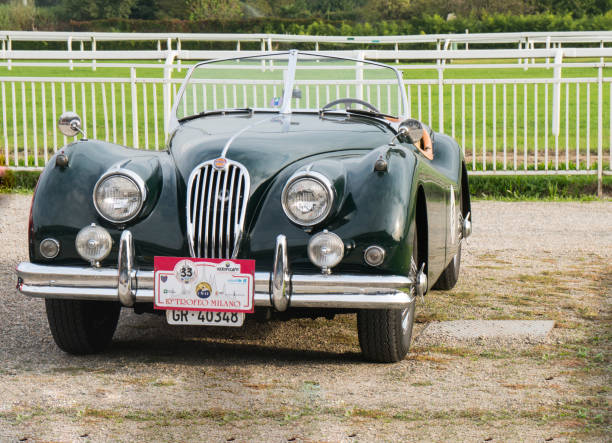 voitures anciennes - jaguar car vintage car collectors car personal land vehicle photos et images de collection