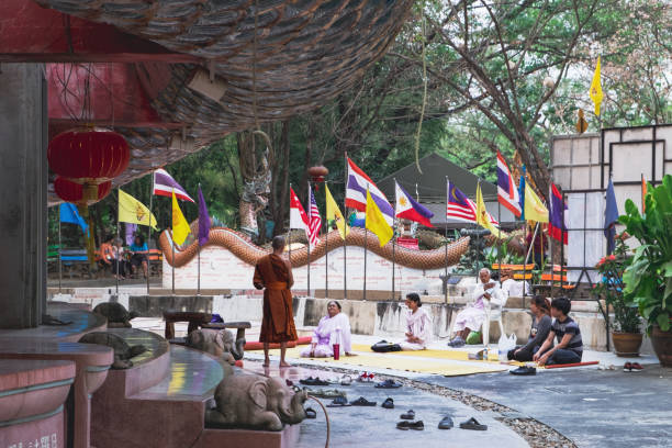 assemblées religieuses à wat samphran, thailand - asian culture dragon textile symbol photos et images de collection