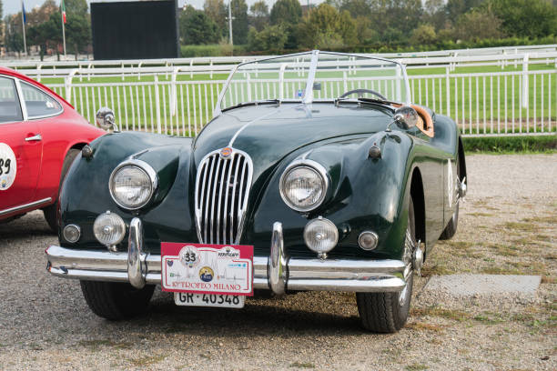 voitures anciennes - jaguar car vintage car collectors car personal land vehicle photos et images de collection