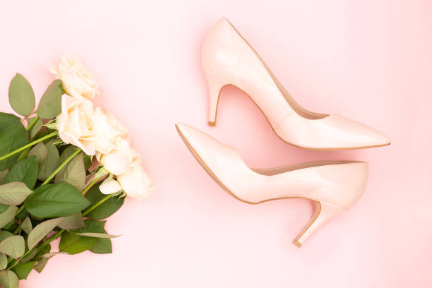 roses et chaussures nue - stiletto pump shoe shoe high heels photos et images de collection