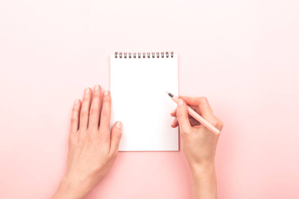 mains de la femme et un bloc-notes - writing chair photos et images de collection