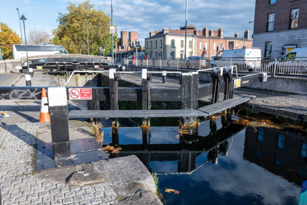 schleuse, canale grande, dublin, irland - grand canal stock-fotos und bilder