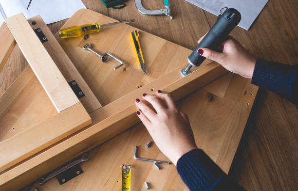 女性アセンブリの木製家具、修正またはドライバー tool.modern 生活概念と家の修理 - shelf drill drilling installing ストックフォトと画像