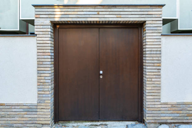 front door - door symmetry wood closed imagens e fotografias de stock