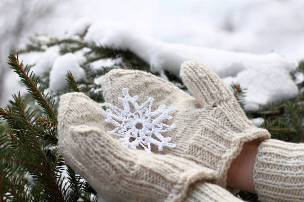 istock to give gifts with a winter mood 1067302104