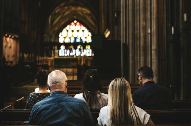 paroquianos, sentado no banco - churchgoers - fotografias e filmes do acervo