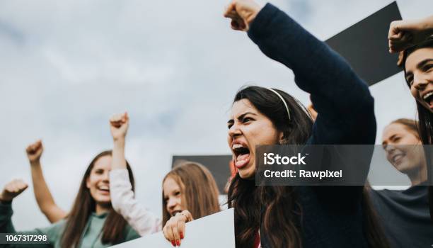 Gruppe Von Wütenden Aktivistinnen Protestieren Stockfoto und mehr Bilder von Demonstration - Demonstration, Frauen, Stimmabgabe