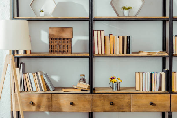 close up rak kayu dengan buku-buku di ruang tamu - bookshelf potret stok, foto, & gambar bebas royalti