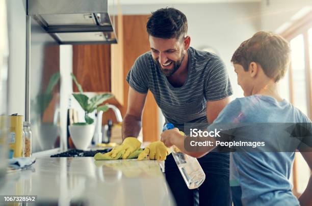 El Dúo Super Desinfectante Hijo Y Papá Foto de stock y más banco de imágenes de Limpiar - Limpiar, Vida doméstica, Cocina - Estructura de edificio