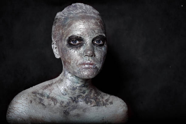 портрет девушки в серебряном макияже, глиняная маска입니다. - statue human face women human skin 뉴스 사진 이미지