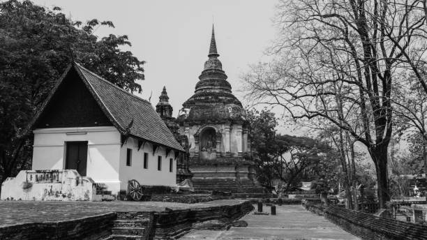 старая пагода в ват чет йод, семигодный храм в чиангмае, таиланд. - wat maha that стоковые фото и изображения