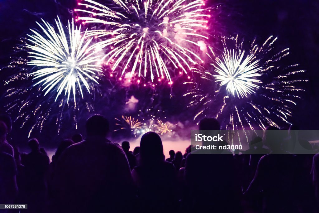 Multidão assistindo os fogos de artifício e celebrar a véspera de ano novo - Foto de stock de Fogos de artifício - Evento de entretenimento royalty-free