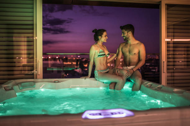 그들의 펜 트 하우스에서 자 쿠지에 통신 사랑에 행복 한 커플. - couple hot tub spa treatment health spa 뉴스 사진 이미지