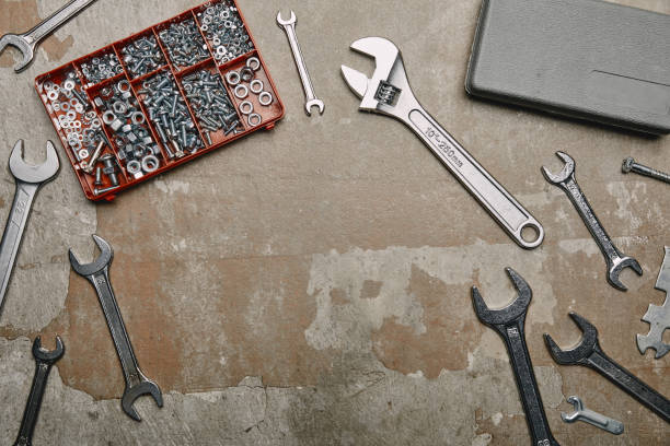 vue de dessus d’ensemble d’outils de menuiserie et de la boîte avec des vis sur la surface de vieux - screw wrench photos et images de collection