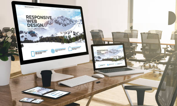 computer, laptop, tablet und handy mit responsive web design website unter büro-mock-up - responsives webdesign stock-fotos und bilder