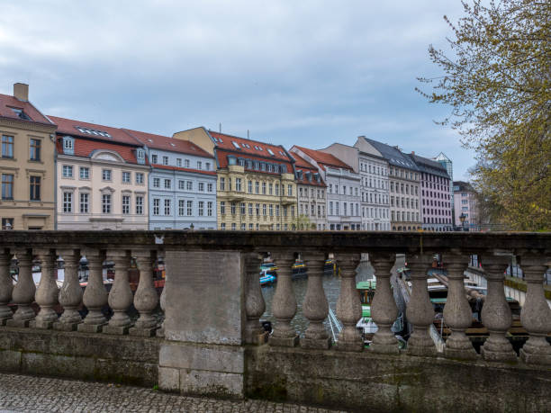 maerkisches уфер с inselbruecke, берлин, германия - berlin germany overcast dramatic sky skyline стоковые фото и изображения