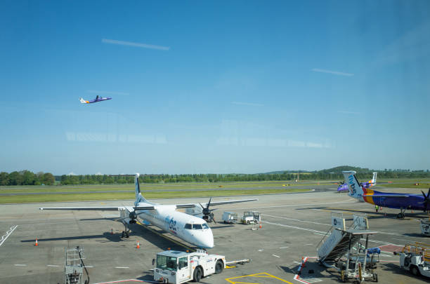 에 딘 버 러 공항에 flybe 항공기 - flybe 뉴스 사진 이미지