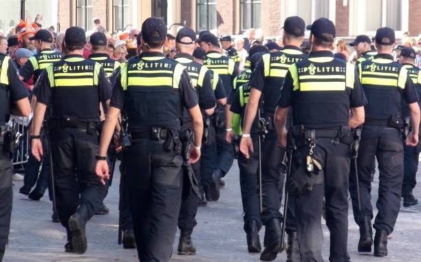 nederlandse politie officieren wandelen tijdens prinsjesdag in den haag zuid-holland nederland. europa - prinsjesdag stockfoto's en -beelden
