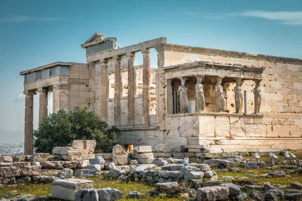 templo de erecteion com alpendre cariátide da acrópole, atenas - the erechtheum - fotografias e filmes do acervo