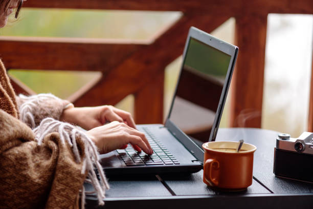 freelancer jeune femme assise à la terrasse avec un ordinateur portable. - 5956 photos et images de collection