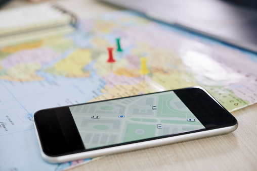 Closeup de smartphone con aplicación GPS photo