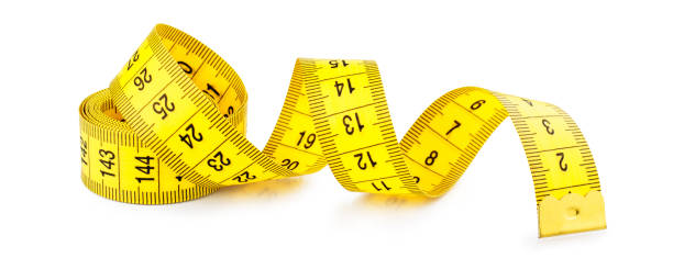 흰색 배경에 고립 된 노란색 측정 테이프 - tape measure yellow long instrument of measurement 뉴스 사진 이미지