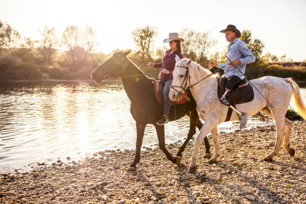 casal de equitação. homem com perna protética. - horseback riding cowboy riding recreational pursuit - fotografias e filmes do acervo