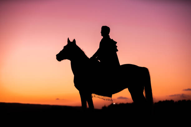 sylwetka koni i mężczyzn o zachodzie słońca na wysokiej górze - cowboy horseback riding nature blue zdjęcia i obrazy z banku zdjęć