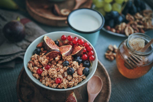 muesli sain avec des figues fraîches, myrtilles et groseilles pour le petit déjeuner - muesli photos et images de collection