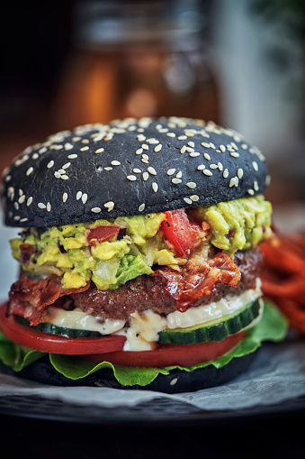 Patie Sapi Roti Burger Hitam Dengan Daging Sapi Pattie Guacamole Tomat Dan Selada ...