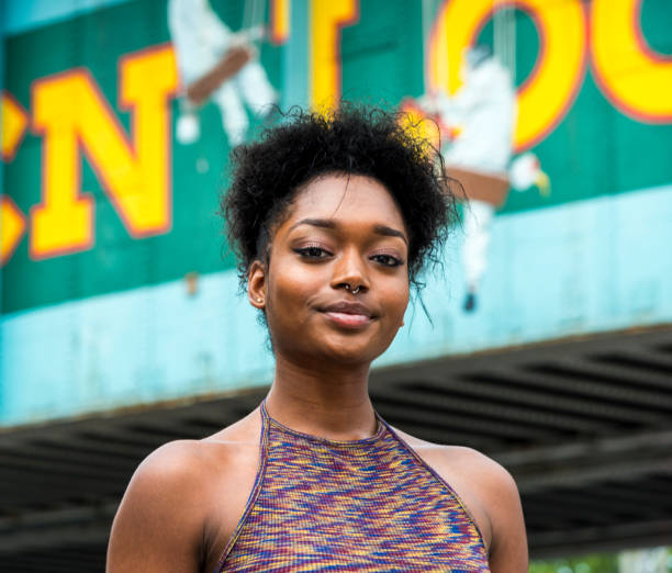 retratos da rua de jovem em camden lock, londres, reino unido. - famous place beautiful london england young adult - fotografias e filmes do acervo